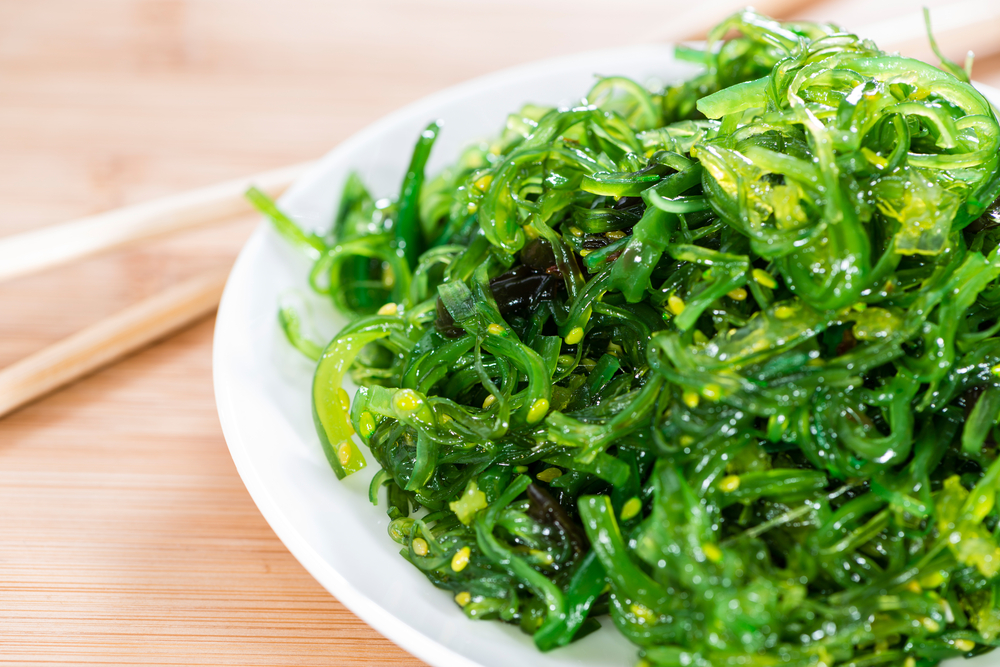 Healthy,Kelp,Salad,In,A,Bowl,On,Wooden,Background,(close Up